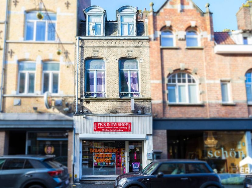 Ontdek dit veelzijdig eigendom op een toplocatie in het bruisende centrum van Ieper. Dankzij de uitstekende ligging geniet u hier van maximale visibil