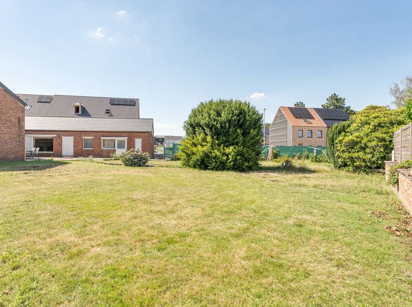 Gunstig gelegen in het centrum van Hallaar, Heist-op-den-Berg. Alle faciliteiten in de directe omgeving(winkels, scholen, openbaar vervoer,..). Tevens