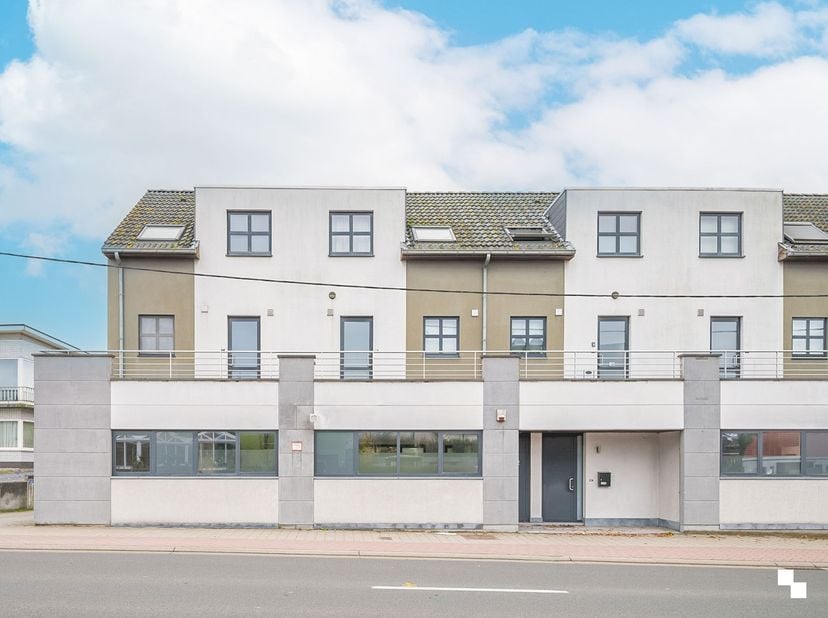 Dit modern appartement met twee slaapkamers en twee staanplaatsen beschikt over een bewoonbare oppervlakte van ca. 111 m². Uitstekend gelegen ten opzi