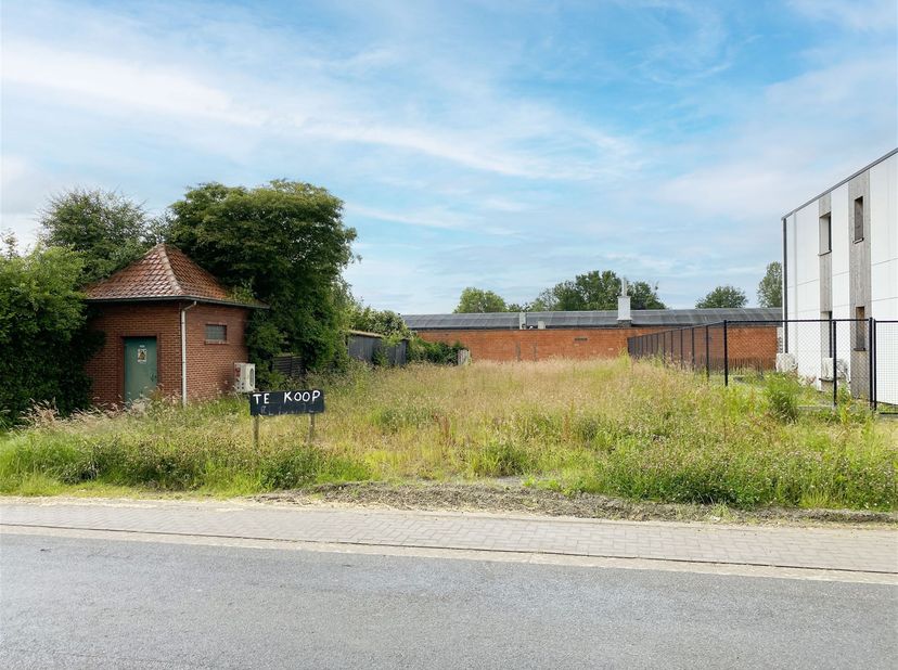 Ce beau terrain aménageable de 415m² est situé juste à l'extérieur du centre d'Onze-Lieve-Vrouw-Waver, dans une rue peu fréquentée et agréable. Le ter
