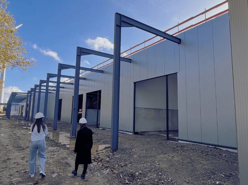 TECHNISCH<br />
EXCL. BASISPAKKET UITRUSTINGEN<br />
<br />
Nutsaansluitingen:<br />
• Elektrisch<br />
• Collectieve HS cabine van X KVA<br />
• Geme