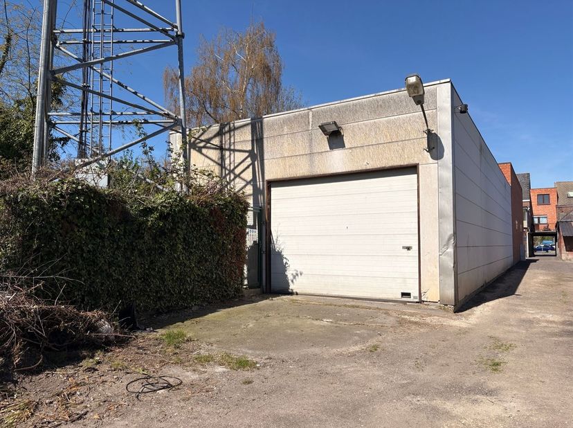 Ruime loods te Dendermonde <br />
<br />
Deze veelzijdige loods biedt een totale oppervlakte van 170 m² en is uitermate geschikt voor stockage, werk