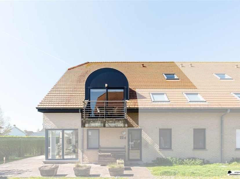 In de Koerslaan in Bredene vindt u deze instapklare duplex in perfecte staat, gelegen op slechts 800 meter van het strand. Dankzij de ligging en het c
