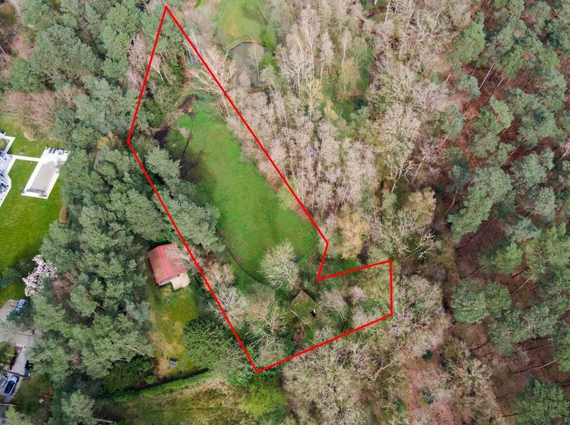 Dit perceel van ca. 4 are, gelegen aan de Lemmekensbaan in Zoersel, bevindt zich in agrarisch gebied met ecologische waarde. Hierdoor is het niet bebo