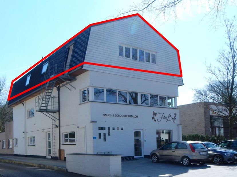 Dit appartement is gelegen op de 2e verdieping en omvat een lichtrijke gezellige woonkamer (+/- 37m²), volledig ingerichte keuken , inkomhal, ruime be