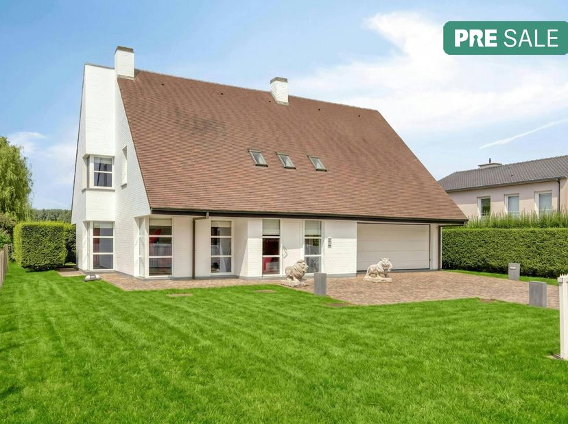 Bent u op zoek naar een ruime en mooie woning om te kopen in een groene omgeving? Dit prachtig onderhouden vastgoed, volledig opgetrokken in 2000, bie