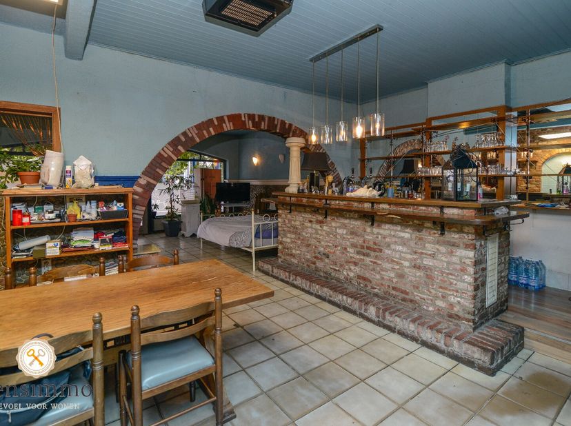 Het betreft een aantrekkelijk gelijkvloers handelspand met bovenliggende duplex, gelegen op een perceel van 2a 23ca langs de drukbezochte Rijksweg 212