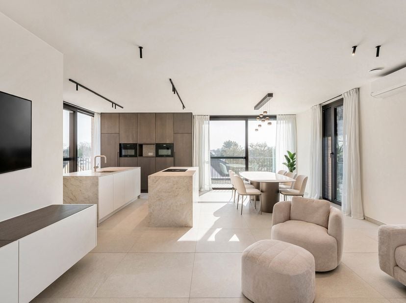 TE HUUR: Exclusieve penthouse met ruim zonneterras en parkeerplaatsen in centrum Haacht.<br />
Modern wonen met licht, ruimte en comfort:<br />
Ontdek