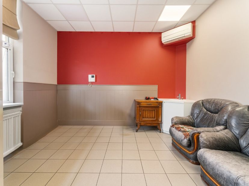 Deze instapklare ruime woning combineert comfortabel wonen met tal van mogelijkheden voor een praktijk, andere activiteiten of extra woonvolume. Een a