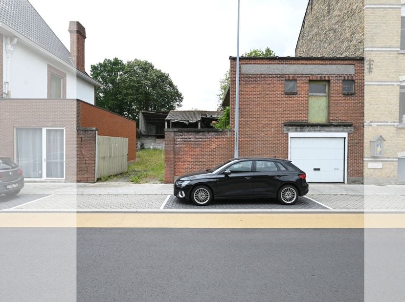 Dit stuk bouwgrond heeft een zeer goede centrale ligging te Ardooie.&amp;nbsp;<br />
<br />
Kenmerken:<br />
Oppervlakte: 383m2<br />
Straatbreedte: 13 me