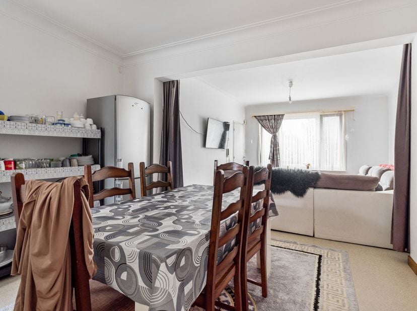 Wil jij graag wonen op een locatie waar werkelijk alles binnen handbereik is? Dan ben je hier aan het juiste adres! In de directe omgeving vind je gro