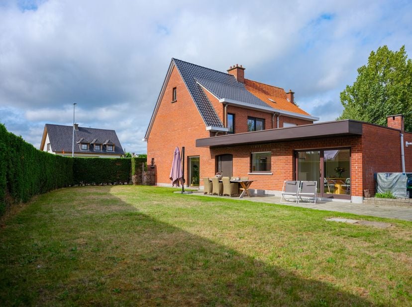 Si tu cherches une maison prête à habiter avec du caractère dans le centre d’Ingelmunster, tu trouveras ici ce qu’il te faut. Cette maison joliment ré
