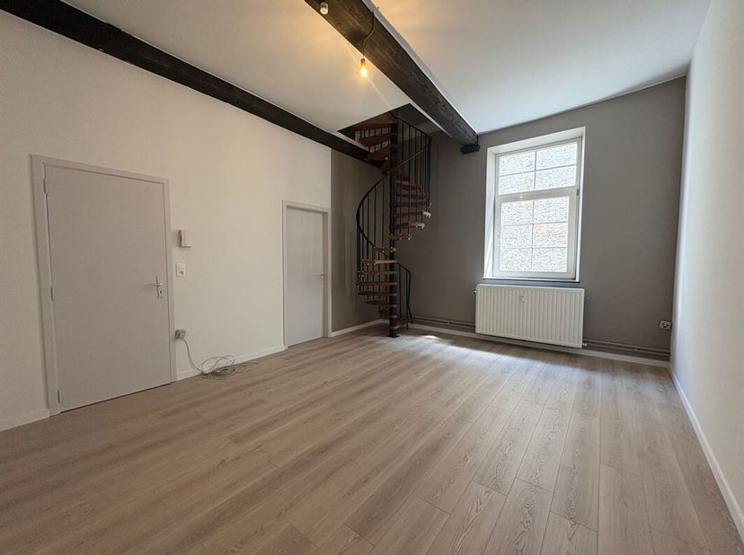 MCA Immobilier vous propose ce charmant appartement duplex idéalement situé en plein centre de Marche-en-Famenne.<br />
Situé au 1er étage dun immeubl