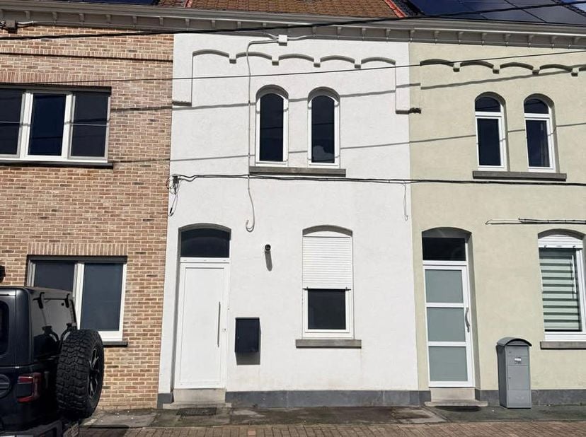 GRONDIG OP TE FRISSEN EENGEZINSWONING MET TUIN. Deze gesloten bebouwing staat in lint gebouwd met 3 andere woningen en bevindt zich aan de rand van de