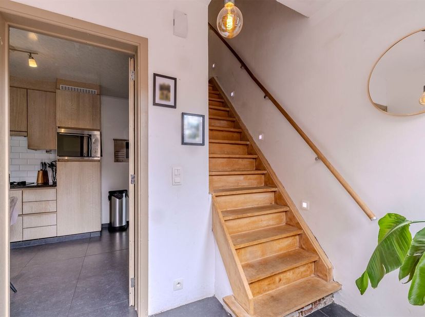 Spacieuse maison rénovée sur un terrain d'environ 623 m²<br />
Aménagement :<br />
Rez-de-chaussée :<br />
Hall d'entrée avec toilettes invités, espac