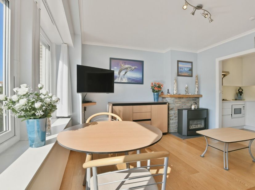 In een kleinschalige appartementsgebouw bevindt zich op de tweede verdieping dit smaakvol vernieuwde en instapklaar appartement op een centrale locati