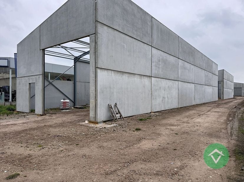 Nieuwe KMO-units te Roeselare, een modern en duurzaam bedrijventerrein bestaande uit 10 loodsen.<br />
In dit nieuwe KMO-park, *ARDOPOORT*, bieden wij