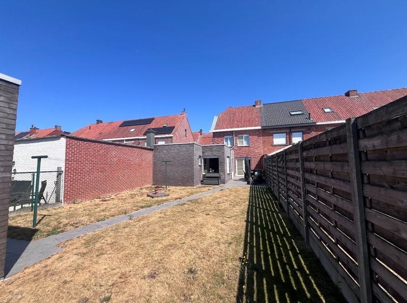 Volledig gerenoveerde ruime gezinswoning met tuin en garage met uitweg achteraan.<br />
Met 3 slaapkamers, met centrale verwarming op aardgas.<br />
A