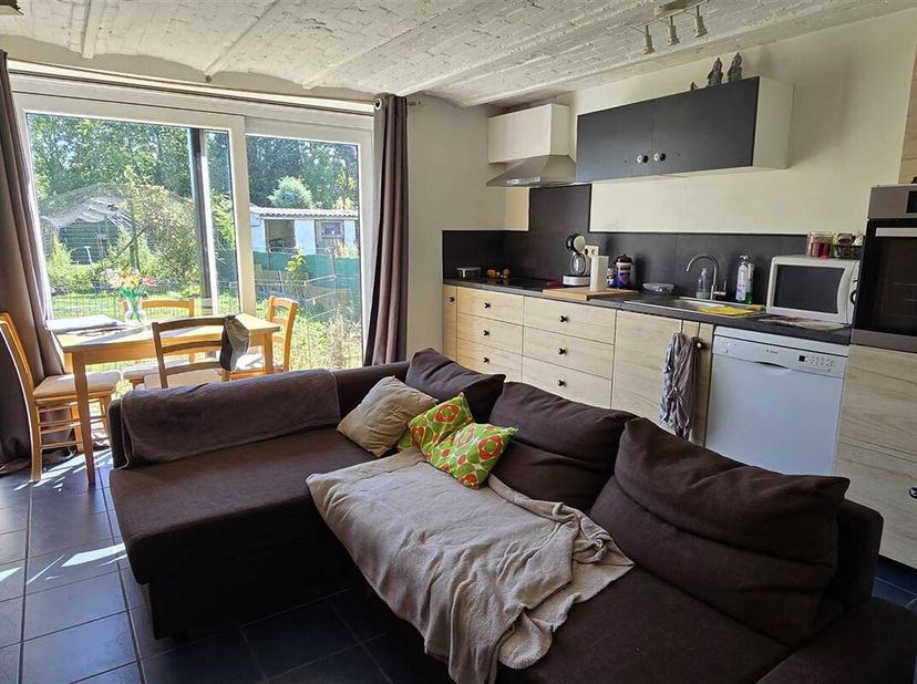 Woning bestaande uit twee huizen en een garage gelegen in het hart van het dorp Blaton, op 500 m van het station, winkels en toegang tot de snelweg.<b