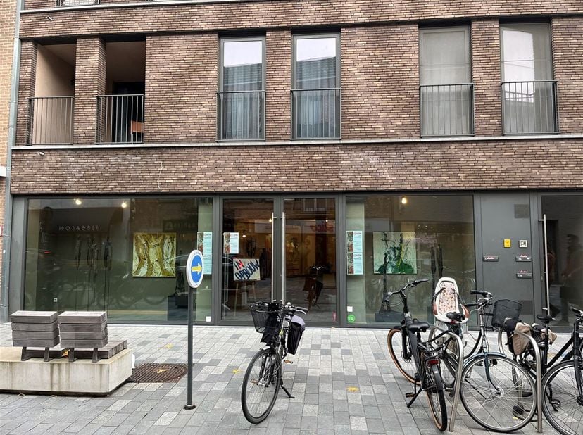 Ruime handelsgelijkvloers te huur in het hartje van Lommel.<br />
Ligging: Zeer gunstige locatie die geniet van veel passage in het centrum van Lommel