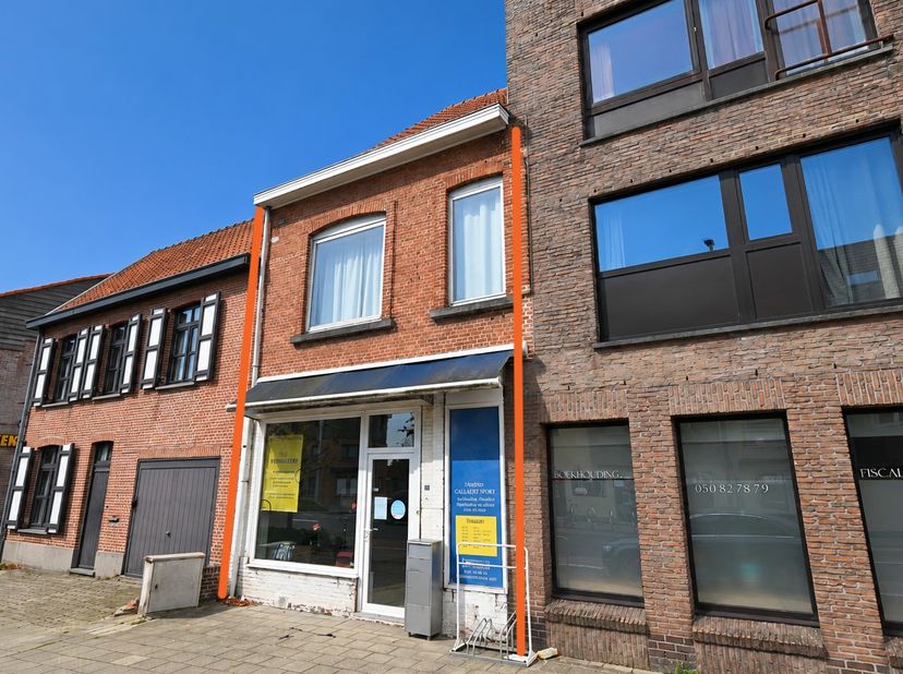 Dit HANDELSHUIS is gelegen langsheen dé COMMERCIELE HOOFDBAAN Brugsestraat! Dit handelshuis omvat een handelsruimte, een woongelegenheid en 2 achterli