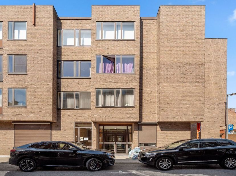 Dit appartement is zeer goed gelegen in het centrum van Tienen. Makkelijk bereikbaar via E40, kortbij bushalte en treinstation. Het appartement bevind