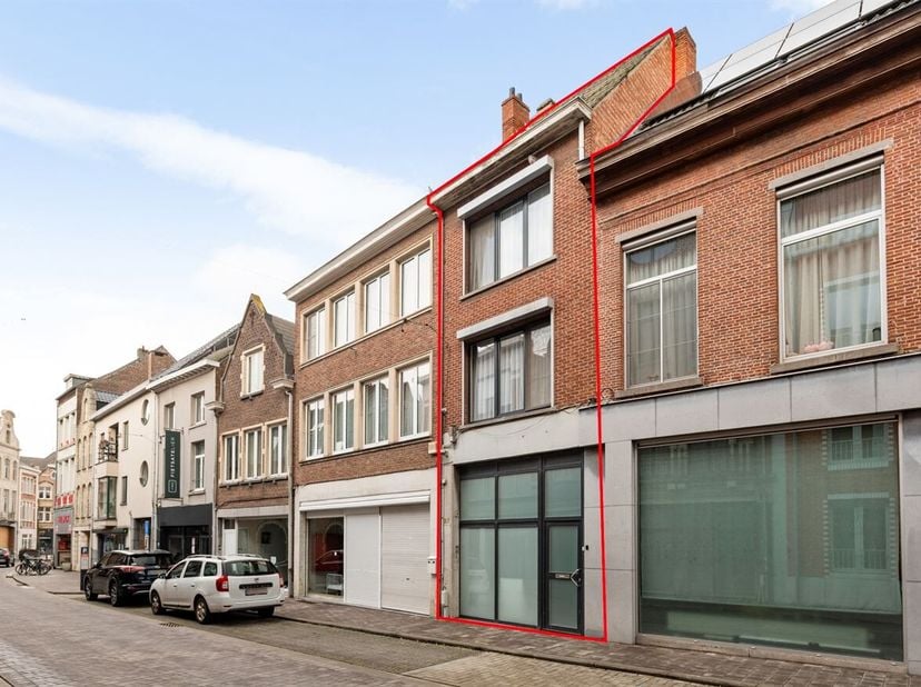 Deze instapklare rijwoning met vier slaapkamers is gelegen aan de Berlarij te Lier. Dankzij deze uitstekende locatie bevindt u zich op wandelafstand v