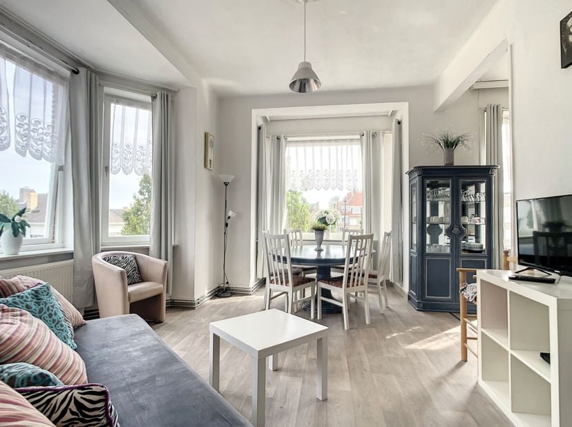Appartement prêt à rentrer,&amp;nbsp; situé au premier étage d’une petite résidence près du centre de La Panne.&amp;nbsp; L’appartement comprend: entrée, livi