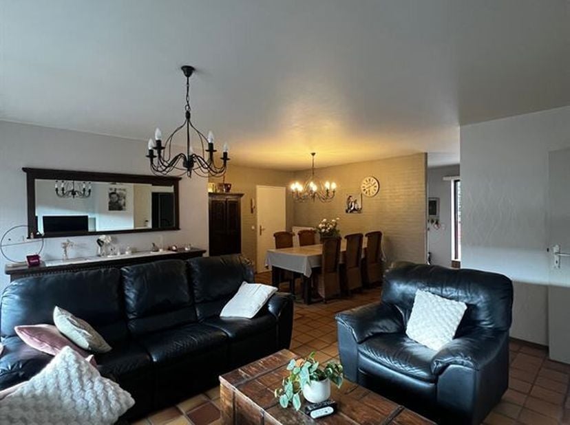 Ruim appartement met 3 slaapkamers en groot terras in het centrum van Balen<br />
Belangrijkste troeven:<br />
- Centrale ligging in het hart van Bale
