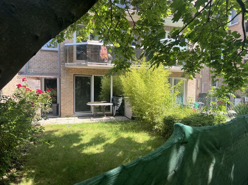 Ruim en zonnig appartement met één slaapkamer (65m2). Zuidgerichte tuin met terras (5m x1,5m) en met achteraan een poortje. Kleine residentie, nette b
