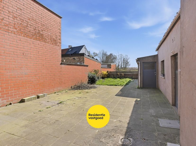 Deze ruime rijwoning ligt in het centrum van Eernegem en dateert uit 1933. Met een bewoonbare oppervlakte van 106 m² en een perceel van 296 m² biedt d