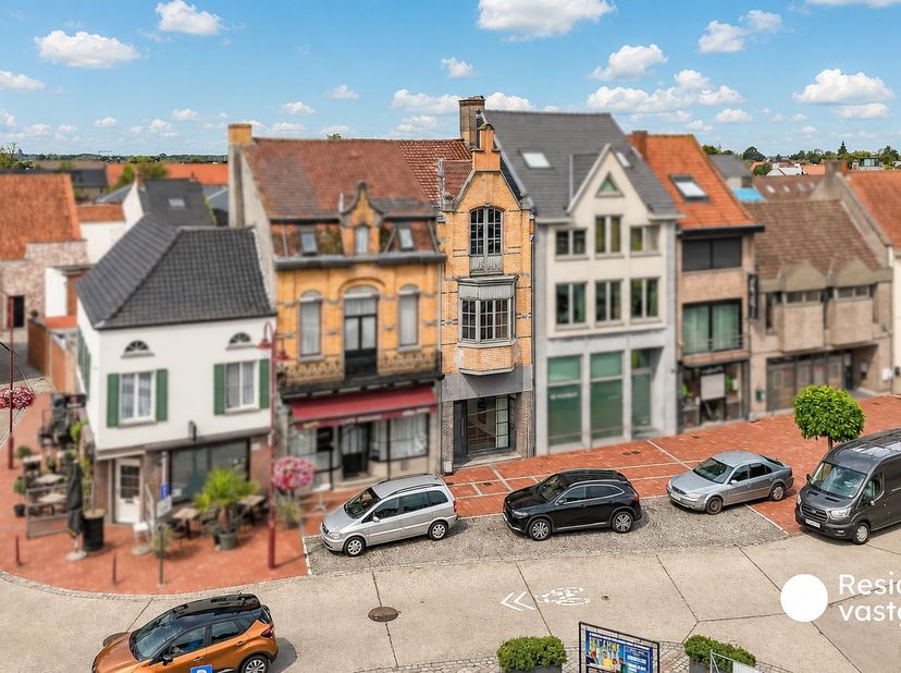 Welkom in het hart van Lichtervelde, waar u deze ruime woning terugvindt op een centrale ligging in de Hoogstraat 3. Dankzij de ligging in het centrum