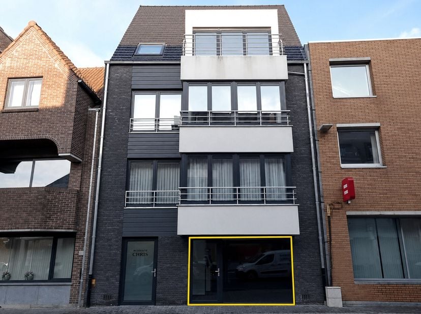 Recent gelijkvloers appartement pal in het centrum van Gistel op wandelafstand van alle winkels, scholen, horeca en openbaar vervoer. Het appartement