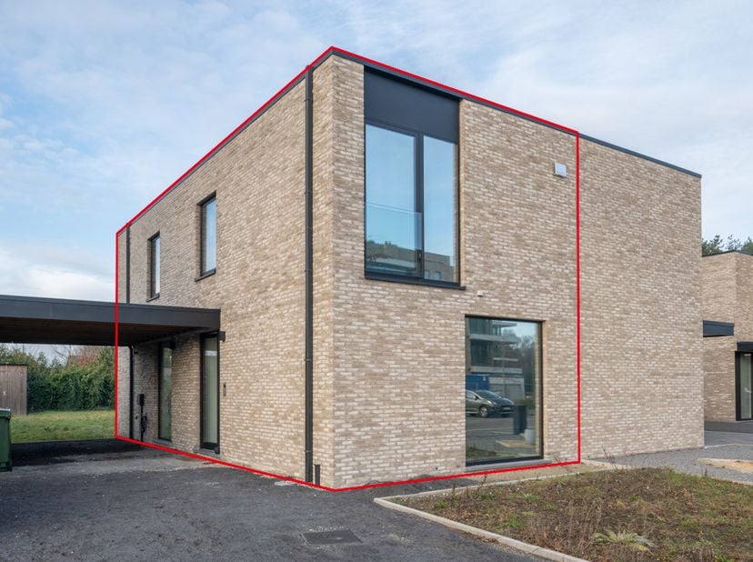 Recente woning te koop, gelegen in een rustige buurt.