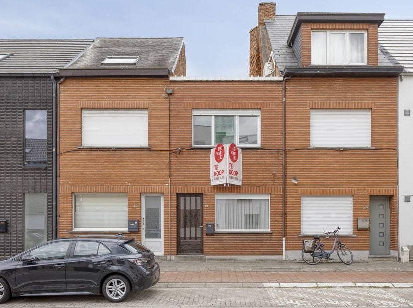 Op de Mechelsesteenweg in Willebroek vinden we dit huis te koop terug.  Of u nu een eerste eigen woning zoekt om naar eigen smaak in te richten of een