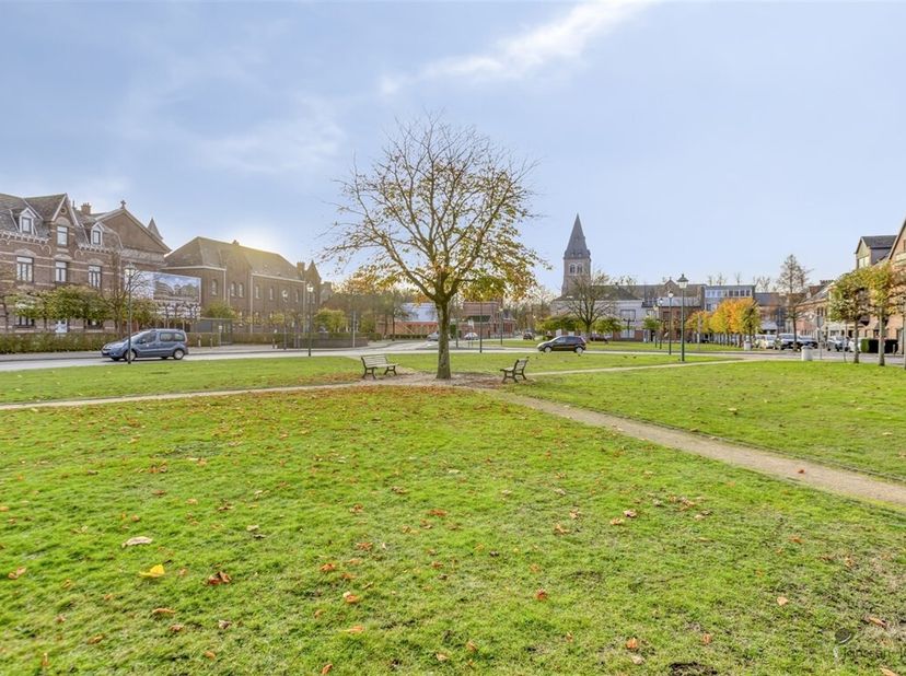 De vermelde prijs is een adviesprijs en niet bindend. Elk bod gelijk aan of hoger dan deze prijs kan worden aanvaard, geweigerd of beantwoord met een