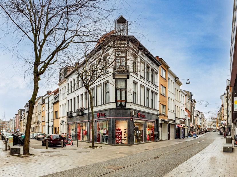 Magnifique immeuble commercial au coin de la Offerandestraat et de la Greinstraat. L'immeuble d'angle se compose d'un grand magasin au rez-de-chaussée