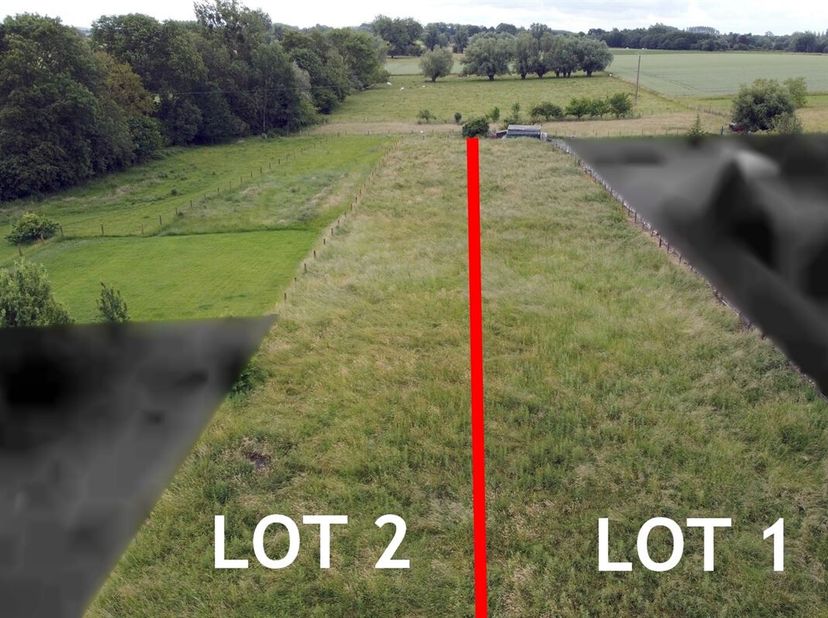 Terrain à bâtir de 22 ares 05 centiares proposant 16 mètres de façade.<br />
Situé en zone à bâtir à caractère rural et le fond en zone agricole. Lot