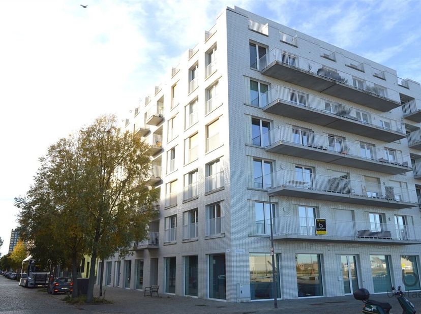 In een recent en energiezuinig gebouw uit 2017, midden op het bruisende Eilandje, bevindt zich dit instapklare en modern afgewerkte één slaapkamer app