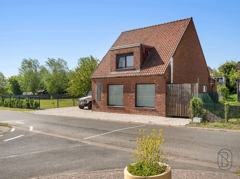 Maison familiale idéalement située au calme, avec grand jardin et terrasse, au pied du Mont-de-l'Enclus, dans un environnement verdoyant tout en resta