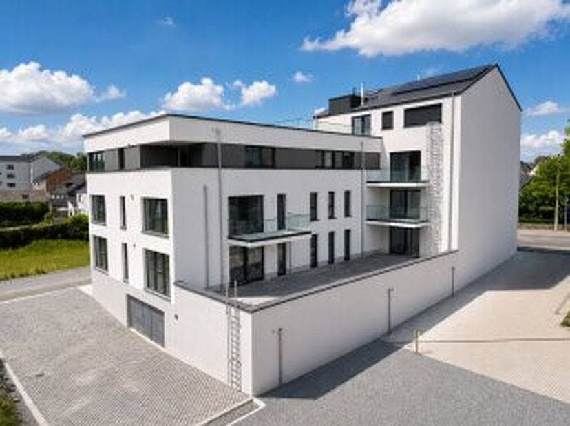 ERA B-LUX stelt u met plezier dit aantrekkelijke appartement van 98 m² met twee slaapkamers voor, ideaal gelegen in het centrum van Bastenaken.Dankzij
