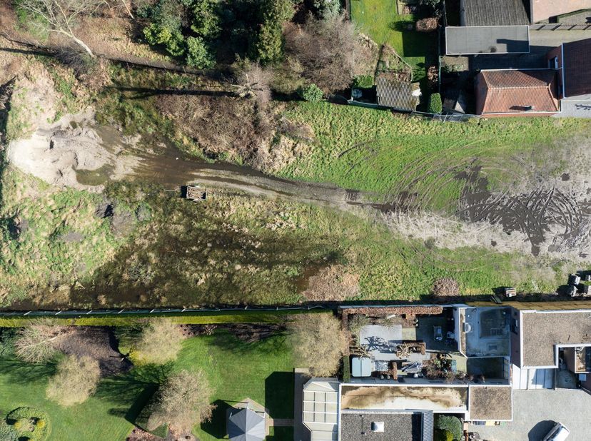 Deze riante grond is geschikt voor het oprichten van 2 woningen. Eén gesloten bebouwing tegen nr. 122 en een halfopen bebouwing daarnaast. <br />
<br