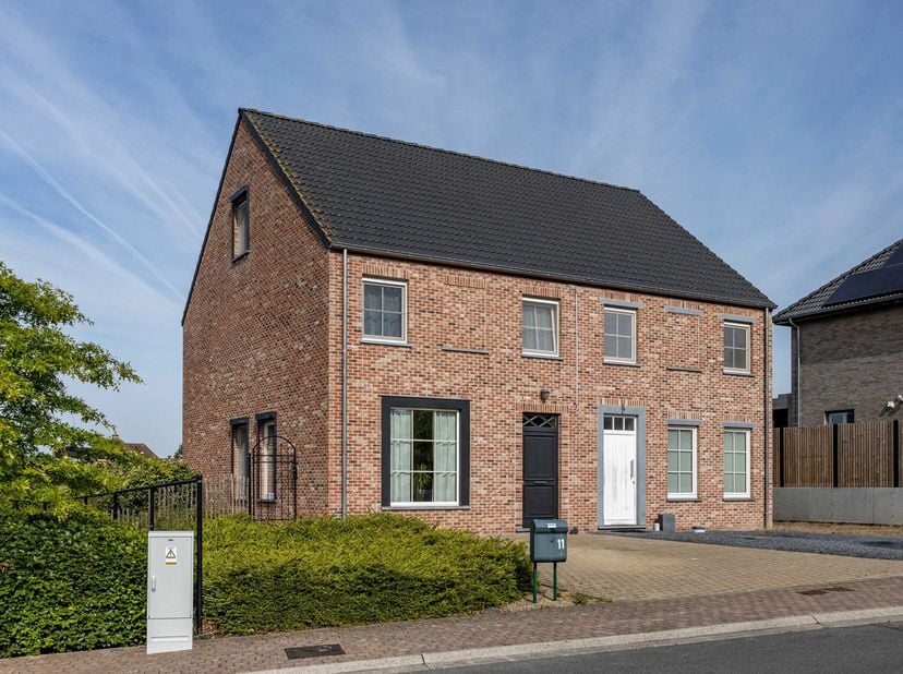 Cette maison récente, construite en 2017, a été réalisée avec des matériaux de qualité et offre tout le confort moderne. Grâce aux panneaux photovolta