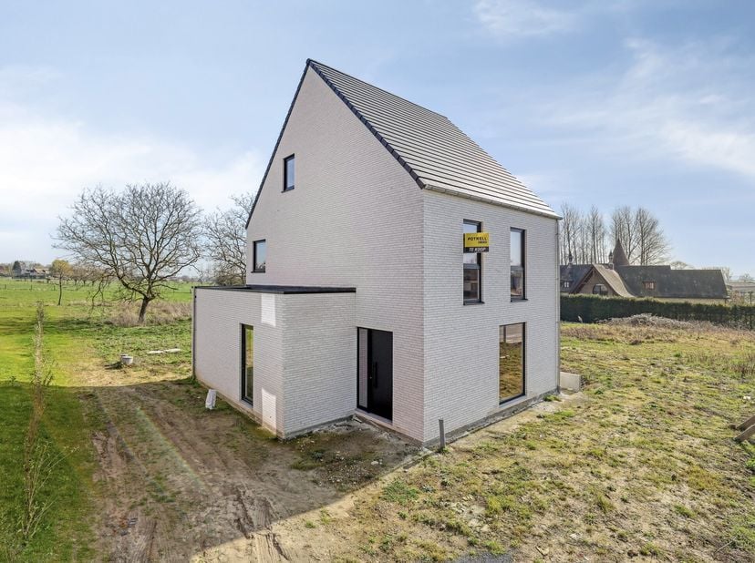 <br />
	Fermé au vent et à l’eau – visite sur place possible<br />
	Habitation BEN<br />
	3 à 4 chambres<br />
	Aménagement du jardin inclus<br />
	Fi