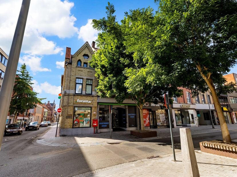 Deze interessante opbrengsteigendom is uitstekend gelegen in de Marktstraat, pal in het centrum van Izegem, en bestaat uit een handelsgelijkvloers en