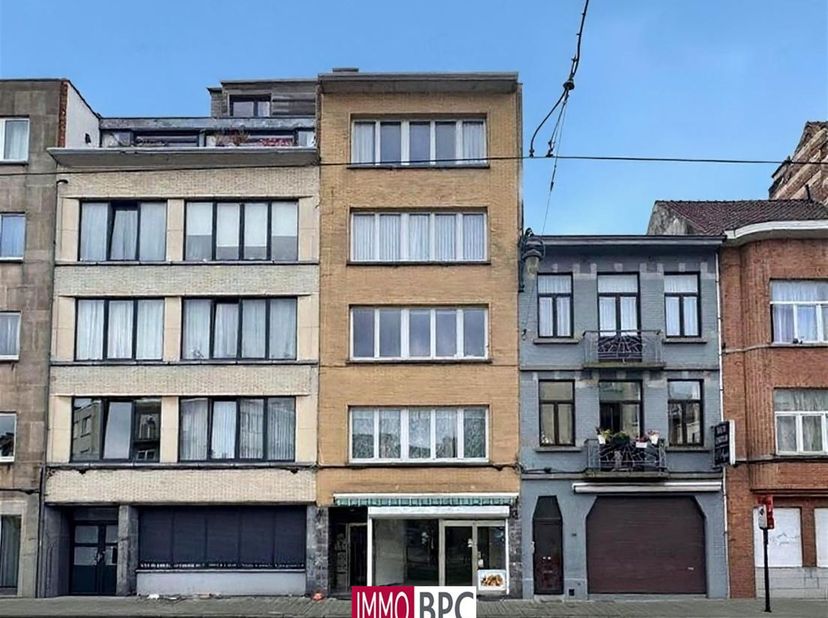 Rez-de-chaussée commercial avec vitrine – Jette <br />
Espace commercial polyvalent d’environ 130 m² avec large vitrine, surface de vente/showroom, e