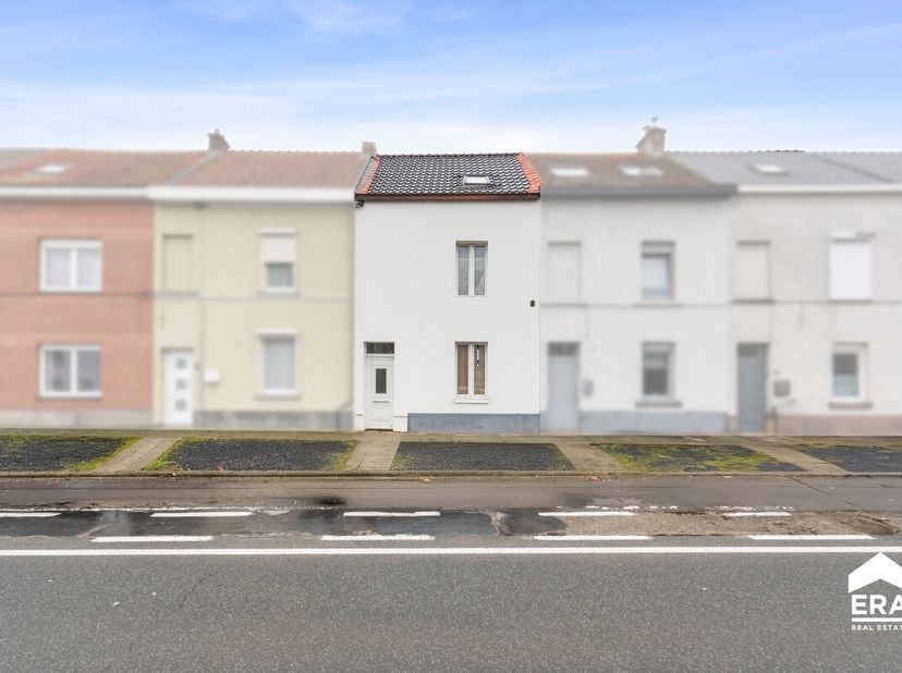 Bent u op zoek naar een volledig gerenoveerde woning waar comfort, ruimte en energiezuinigheid samenkomen? Dan is deze instapklare gezinswoning aan de