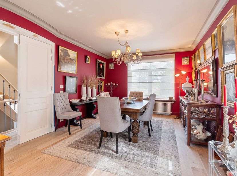 Vous recherchez un bien d'exception où vivre, travailler et profiter de la vie vont de pair ? Cette impressionnante villa de 2003, située sur un terra