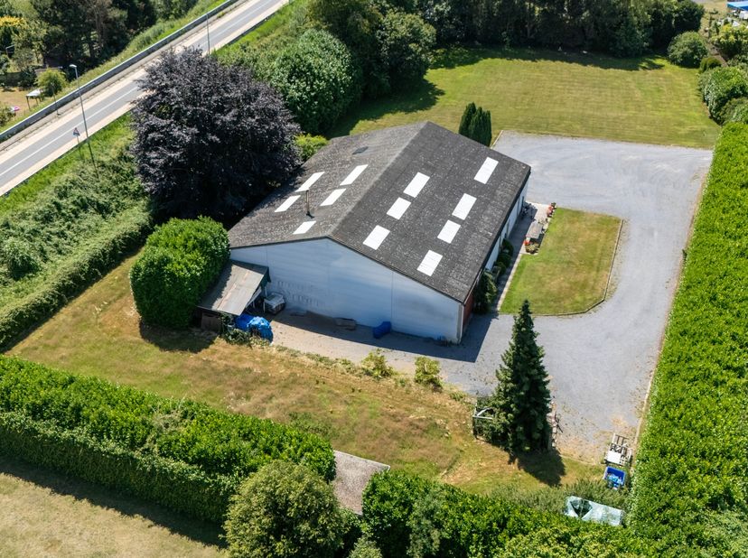 Veelzijdige eigendom gelegen aan de Elshoutstraat 25A in Drongen, op een uitstekende locatie vlak bij het centrum en met een vlotte verbinding naar de