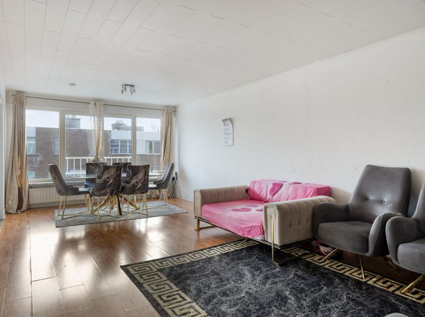 Dit instapklare 2 slaapkamer-appartement bevindt zich in het centrum van Turnhout, te Molenbergstraat. Winkels, scholen, openbaar vervoer alsook de Gr